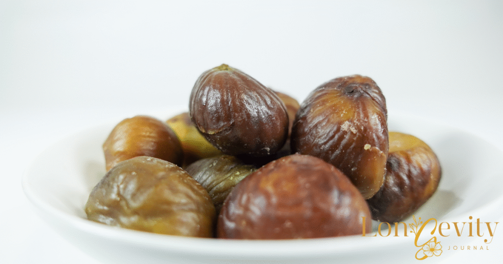 Gekochte Kastanien in einer weißen Schale – natürliche, nährstoffreiche Zutat für gesunde Weihnachtsplätzchen.